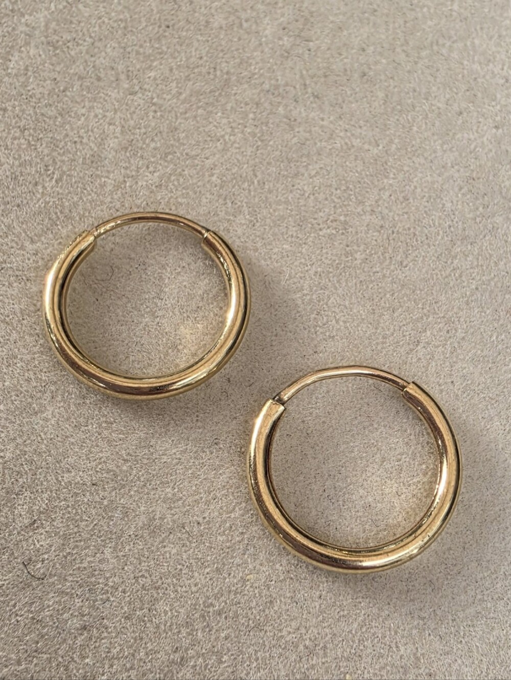 14K Solid Gold Huggie Hoop Earrings • 1.08g • Acid Tested